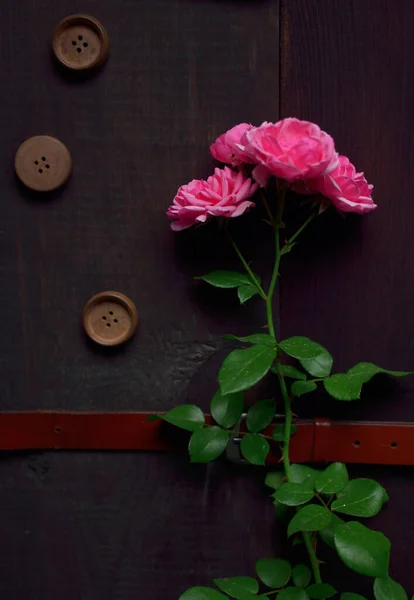 Róża Drewnianymi Guzikami Tle Deski — Zdjęcie stockowe