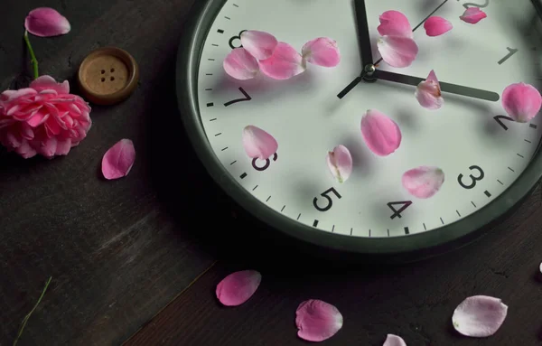 Reloj Clásico Rosa Sobre Fondo Madera —  Fotos de Stock