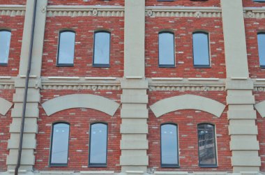 Yeni modern bir evin pencereleri