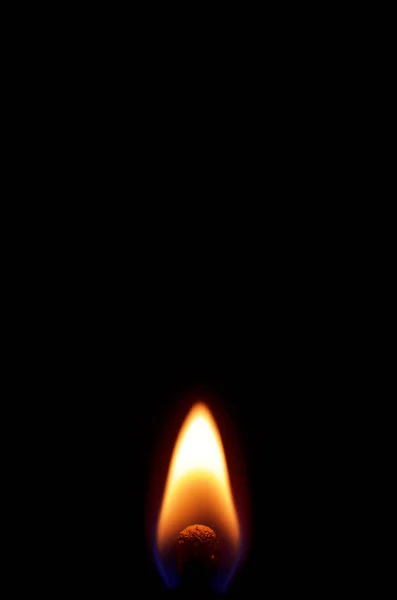 从蜡烛向黑色背景开火 — 图库照片