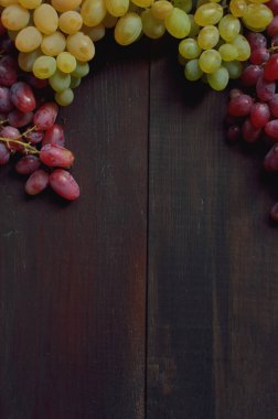 Arka planda parlak makro üzümler