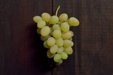 Arka planda parlak makro üzümler