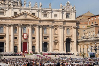 Papa ve kardinallerle birlikte Vatikan 'daki San Pietro Bazilikası' nın büyük kilisesinde dini ayin.