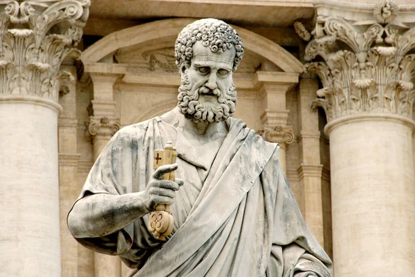 Vatikan 'da Aziz Peter' ın heykeli Giuseppe De Fabris tarafından yapıldı, Canova 'nın öğrencisi, Bazilika' nın barok arka planında..