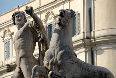 Quirinale 'in dikilitaşı Dioscuri' nin heykelleri yakınlardaki Constantine hamamlarından geliyor, Mimar Giovanni Antinori tarafından..