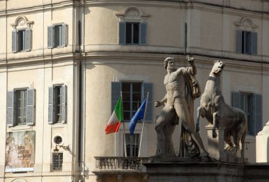 Quirinale 'in dikilitaşı Dioscuri' nin heykelleri yakınlardaki Constantine hamamlarından geliyor, Mimar Giovanni Antinori tarafından..