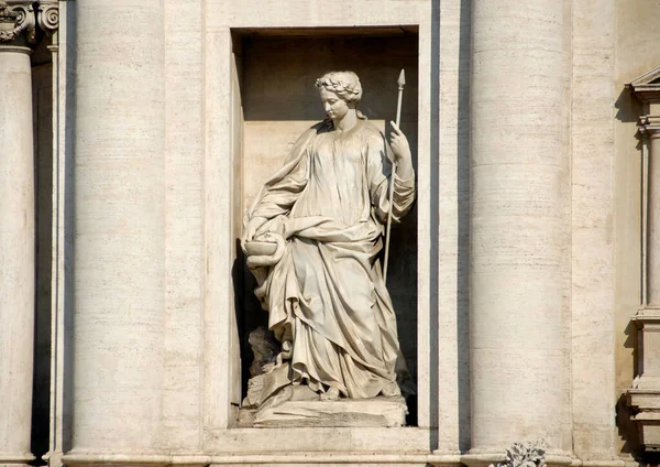 Trevi Çeşmesi Roma 'daki en büyük ve en ünlü çeşmedir. Filippo Valle 'in alegorik heykel selametinin ayrıntıları Atların güzel detayları.                     