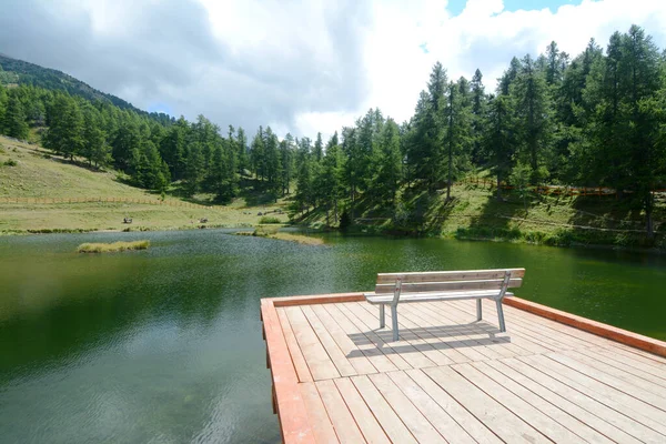 Cais Com Banco Panorâmico Lago Laune Nas Altas Montanhas Dos — Fotografia de Stock