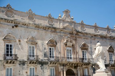 Syracuse, Sicilya 'da bir şehirdir. Burada Aziz Peter 'ın heykeli katedralin önünde ve Ortigia yarımadasındaki Duomo meydanındaki belediye binası antik merkezdir.. 