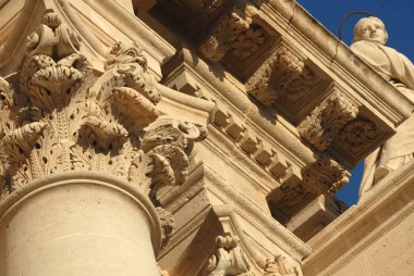 Syracuse, Sicilya 'da Arşimet' in doğduğu şehir. Antik çağların kalıntılarıyla bilinir. Burada Ortigia yarımadasındaki Duomo, şehir merkezidir..