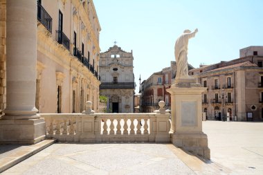 Syracuse, Sicilya 'da Arşimet' in doğduğu şehir. Antik çağların kalıntılarıyla bilinir. Burada Ortigia yarımadasındaki Duomo, şehir merkezidir..