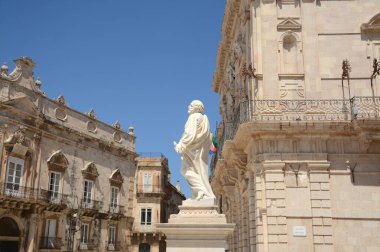 Syracuse, Sicilya 'da bir şehirdir. Burada Aziz Peter 'ın heykeli katedralin önünde ve Ortigia yarımadasındaki Duomo meydanındaki belediye binası antik merkezdir.. 