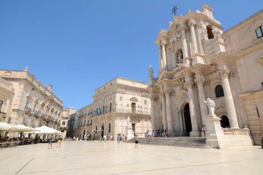Syracuse, Sicilya 'da Arşimet' in doğduğu şehir. Antik çağların kalıntılarıyla bilinir. Burada Ortigia yarımadasındaki Duomo, şehir merkezidir..
