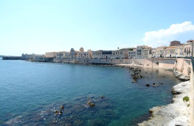 Syracuse, Sicilya 'da Arşimet' in doğduğu yer. Antik çağların kalıntılarıyla bilinir. Burada Ortigia yarımadası, antik merkez ve Maniace kalesi.. 