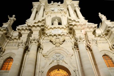 Syracuse, Sicilya 'da Arşimet' in doğduğu şehir. Antik çağların kalıntılarıyla bilinir. Burada Ortigia yarımadasındaki Duomo, şehir merkezidir..