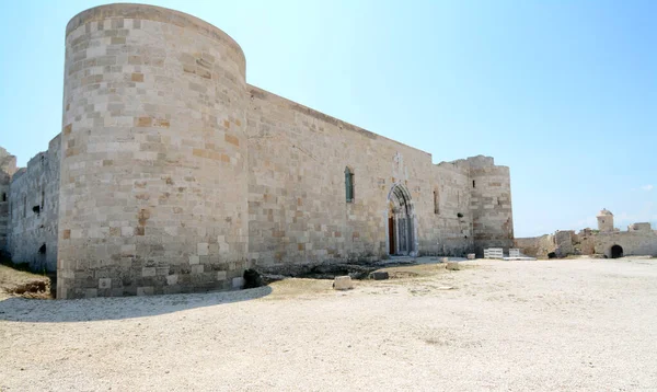 Maniace kalesi Syracuse 'daki Swabian döneminin en önemli anıtlarından biridir ve Frederick II tarafından inşa edilen en ünlü kalelerden biridir..