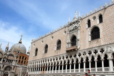 Venedik 'teki Palazzo Ducale, San Marco aslanı ve San Giorgio kilisesinin çan kulesinin büyülü arka planda olduğu meydandaki Rönesans mücevheridir..
