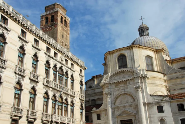 Venedik kanalları gondollar, tekneler, feribotlar tarafından canlandırılıyor ve bu büyülü ve eşsiz şehrin tüm sanatsal ve mimari güzellikleri için bir ortam..