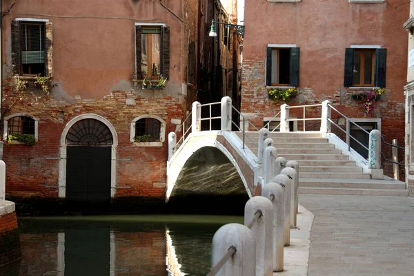 Los Canales Venecia Están Animados Por Góndolas Barcos Ferries Son — Foto de Stock
