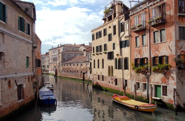 Κανάλια Της Βενετίας Κινούνται Από Γόνδολες Βάρκες Πορθμεία Και Αποτελούν — Φωτογραφία Αρχείου