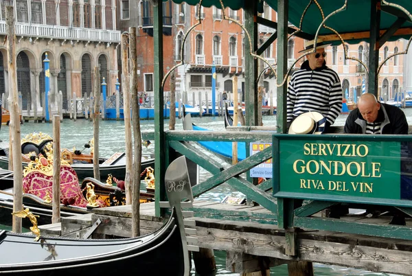 Panorama Sobre Gran Canal Con Las Góndolas Aparcadas Cubiertas Protecciones — Foto de Stock