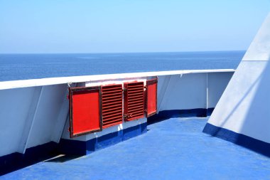  Büyük ticaret gemileri ve lüks yolcu gemileri okyanuslara açılır ve limanlarda konuşlanır..