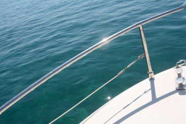 Yelkenliyle açılmak büyüleyici, rahatlatıcı ve doğa, deniz ve rüzgarla güçlü bir temas yaratır..