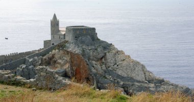 San Pietro Romanesque Kilisesi Porto Venere 'de Doria Kalesi' nin altında bir Katolik dini binasıdır. Şairler Körfezi 'ndeki en eski kilisedir..
