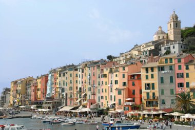 Cinque Terre yakınlarındaki Akdeniz 'deki bu balıkçı köyündeki renkli Ligurian evleri..