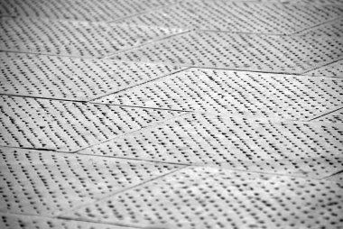 Halkın ortasında odak noktası olan taştan kaldırımlar ve bulanık çizgiler..