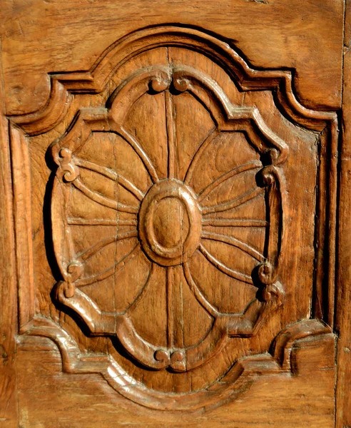 バロック様式の象眼細工は 教会の古代の扉の木に描かれています — ストック写真