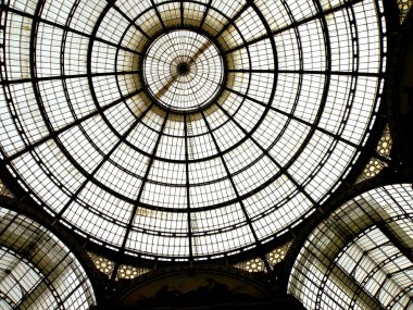      Milano 'daki Vittorio Emanuele galerisinin iç kristal kubbesi. Zarif ve hafif bir Özgürlük stili..                                       