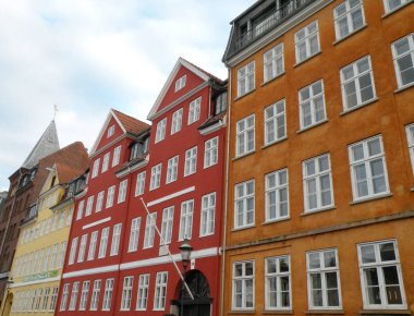 Nyhavn, Nyhavn 'a yansıyan renkli evlerle Kopenhag' ın eski limanıdır..