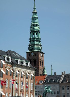 Kopenhag, etrafını saran binaları, evleri, anıtları ve sularıyla güzeldir..