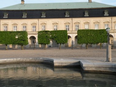 Kopenhag, etrafını saran binaları, evleri, anıtları ve sularıyla güzeldir..