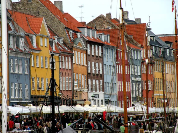 Nyhavn Den Gamla Hamnen Köpenhamn Med Färgglada Hus Som Återspeglas — Stockfoto