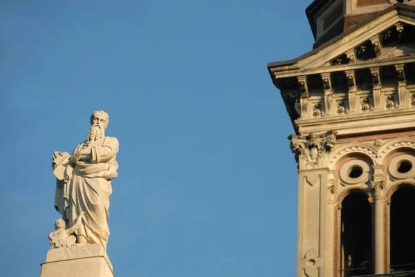  Aziz Peter ve Mark Katedrali Piazza Giovanni XIII 'teki İskenderiye Katedrali' dir.