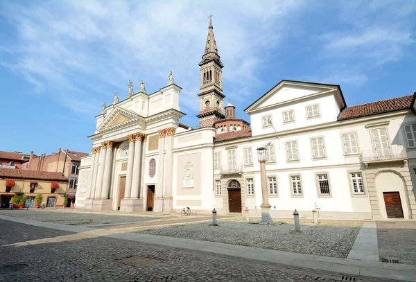  Aziz Peter ve Mark Katedrali Piazza Giovanni XIII 'teki İskenderiye Katedrali' dir.