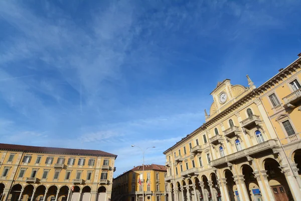 Alessandria 'daki Garibaldi Meydanı, şehrin en büyük pazarı ve lüks binaları..