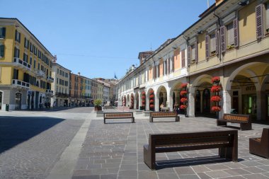 Brescia, merkeze iyi bakılan bir şehir ve Corso Giuseppe Zanardelli 'deki mağazalarla dolu bu geniş açık alan kentsel mobilyaların güzel bir örneği..
