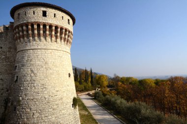 Brescia Lombardiya 'da güzel bir şehirdir. Brescia Şatosu tepelerde ve antik silahlar, kuleler ve duvarlar bakımından zengin.