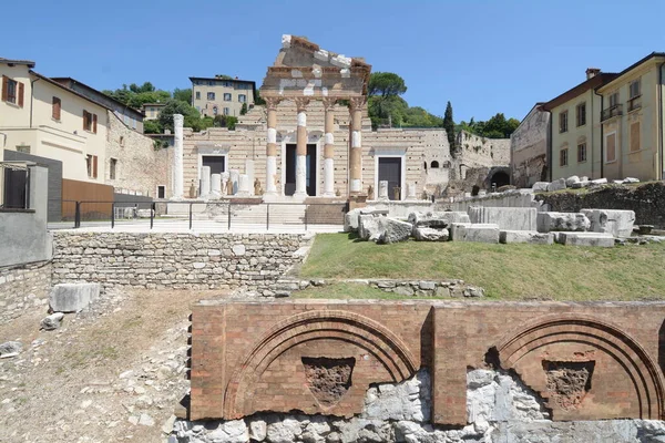Capitolium veya Tempio Capitolino, Roma 'da antik Brixia' nın çekirdeği Via dei Musei boyunca Piazza del Foro 'da bulunan bir Roma tapınağıdır..