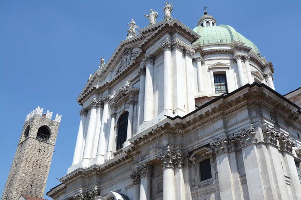 브레시아는 아름다운 롬바르디아의 도시로 마리아 성당이 있으며 파올로 광장에 있으며 — 스톡 사진