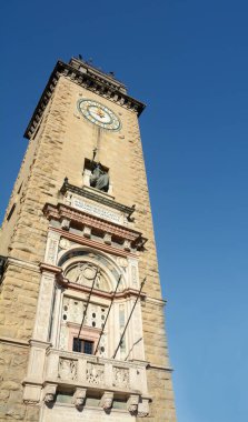 Düşen Bergamo Kulesi, Sentierone 'nin başlangıcında, Piazza Vittorio Veneto' nun alt kesiminde yer almaktadır..