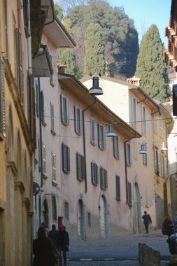 Bergamo, Lombardiya 'da güzel bir şehirdir. Şehrin üst kısımları cazibe ve tarihle dolu ve ziyaret etmeye değer.. 