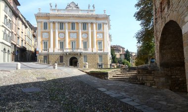 Bergamo, Lombardiya 'da güzel bir şehirdir. Şehrin üst kısımları cazibe ve tarihle dolu ve ziyaret etmeye değer..  