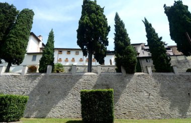 Yukarı Bergamo 'nun Venedik duvarları 16. yüzyıla dayanan görkemli bir mimari yapıdır..