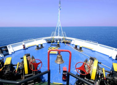 Bir feribotun pruvası Akdeniz 'i kar ve demir atmak için gerekli donanımla sürüyordu.