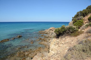 Denizin ve Akdeniz 'in kokusu denizlere açılan taş duvarlarla dolu sokakları temizliyor..            