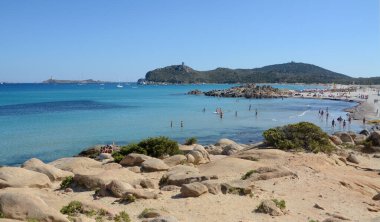 Cala Pira plajı, Cagliari ilinin Villasimuis ilçesine bağlı Sardinya 'da yer alır. Akdeniz bitkilerinin kokusuna daldırılmıştır. Denizin renkleri harika bir mavidir.